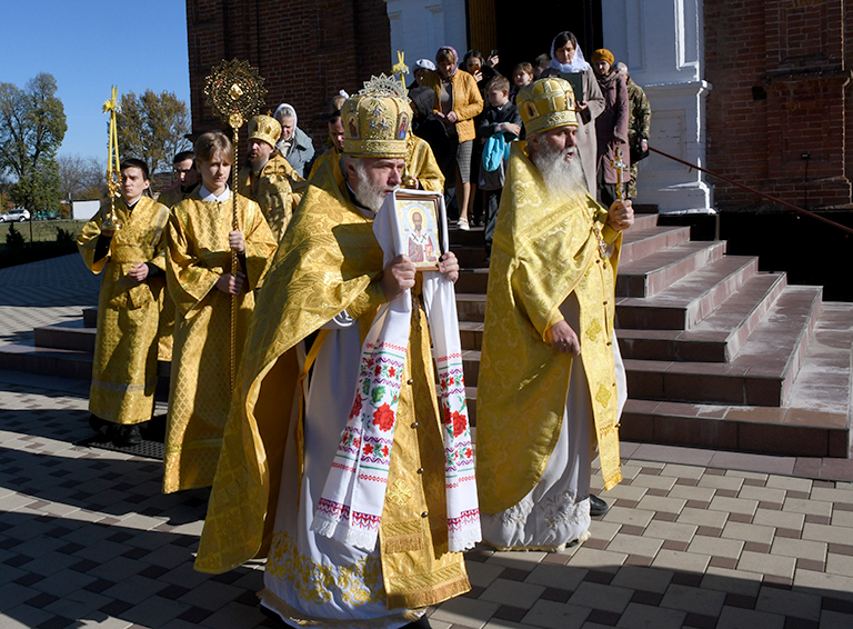 Митрополит Григорий совершил воскресную литургию в Свято-Никольском храме села Великовечного