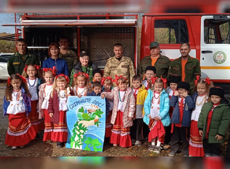 Дошкольники детского сада №33 хутора Кубанского вместе с лесничими высадили саженцы каштанов