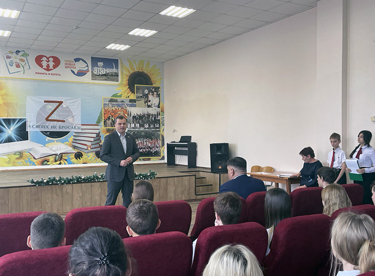 Алексей Косач побывал в белореченской школе №1 и поддержал патриотический настрой школьников