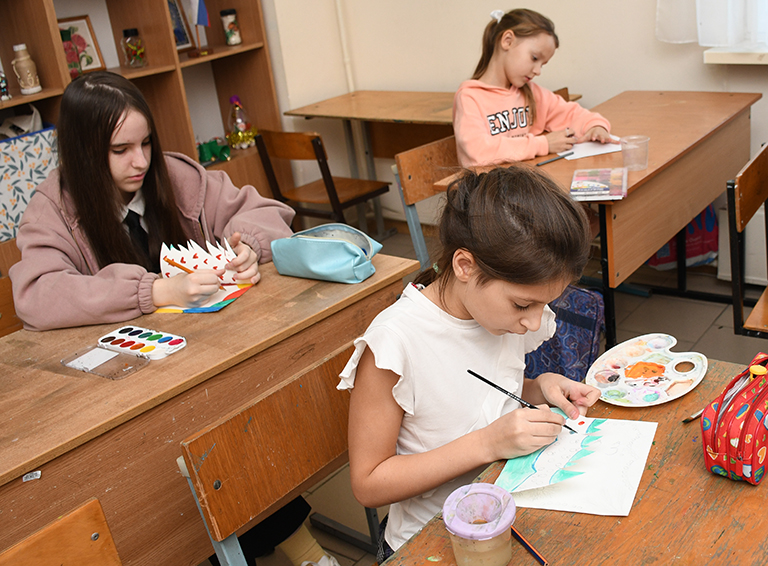 Белореченские школьники присоединились к акции «Новогодняя почта» по изготовлению поздравительных открыток для участников СВО