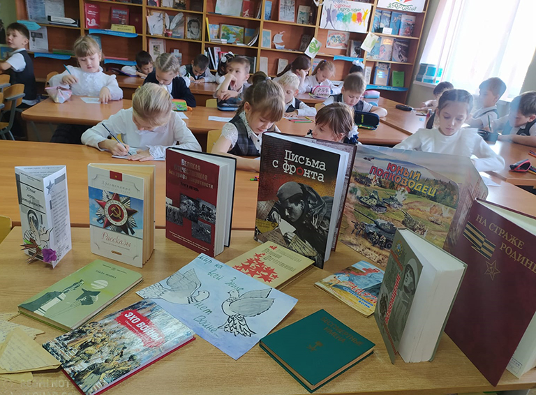 В День Героев Отечества в библиотеке школы №31 посёлка Родники прошло памятное мероприятие для учащихся 1 «Г»