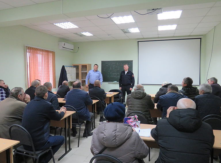 Белореченские автоинспекторы проводят рабочие встречи с представителями автоперевозчиков