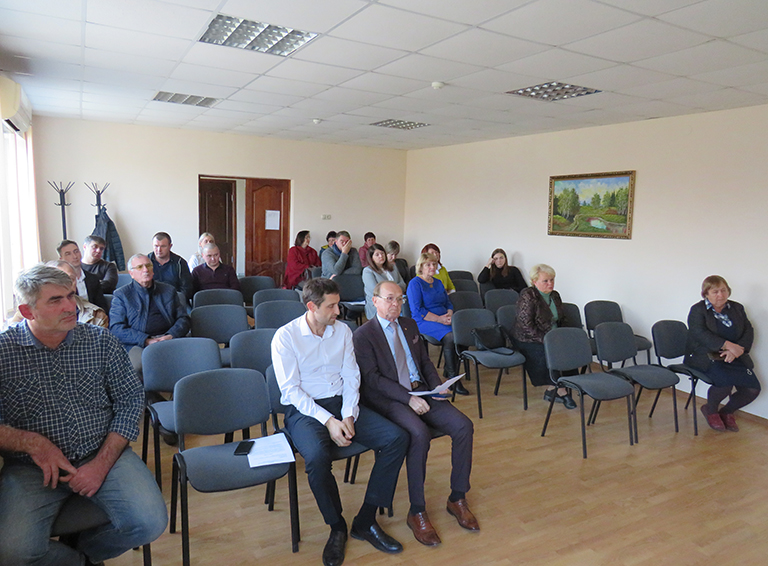 В посёлке Родники прошёл сход граждан, в котором приняли участие сотрудники ОГИБДД, глава и жители Родниковского поселения
