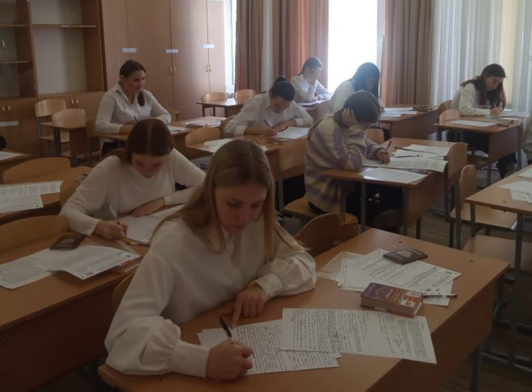 Сегодня 390 белореченских одиннадцатиклассников прошли важное испытание перед ЕГЭ — написали итоговое сочинение