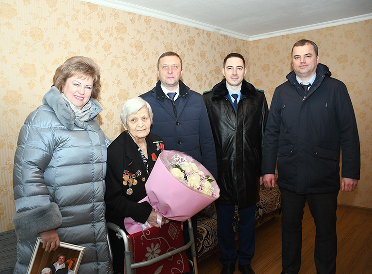 Представители всех ветвей местной власти пришли поздравить Марию Нефёдову с 80-летней годовщиной освобождения Белореченского района.