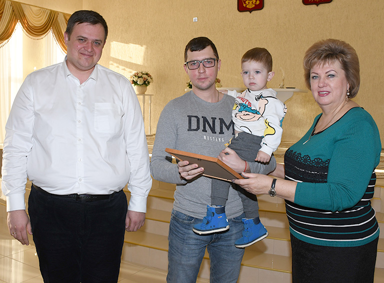 Сертификаты на приобретение жилья вручили семи молодым белореченским семьям