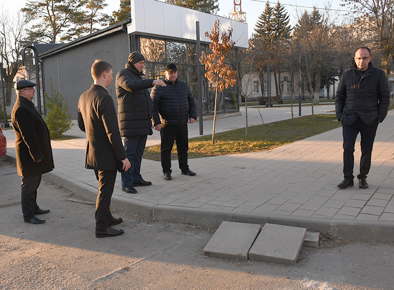 С санитарным рейдом по центральной части Белореченска прошли глава города, городские депутаты и сотрудники ЖКХ