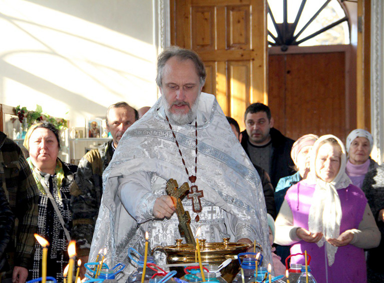 Местные казаки помогли установить новую Крещенскую купель около Свято-Никольского храма в селе Великовечном