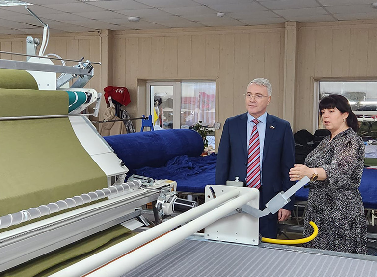 Эдуард Кузнецов посетил трикотажное предприятие, производящее термобелье для нужд СВО