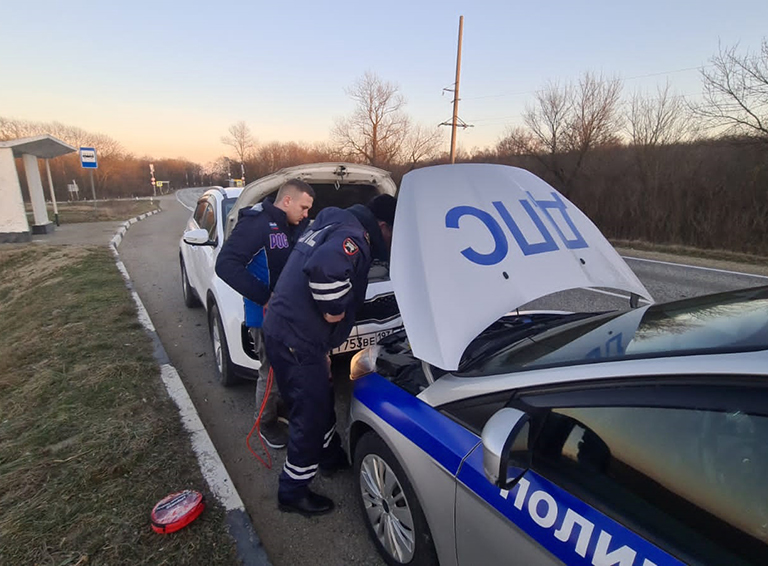 Белореченские госавтоинспекторы помогают водителям, попавшим в трудную ситуацию