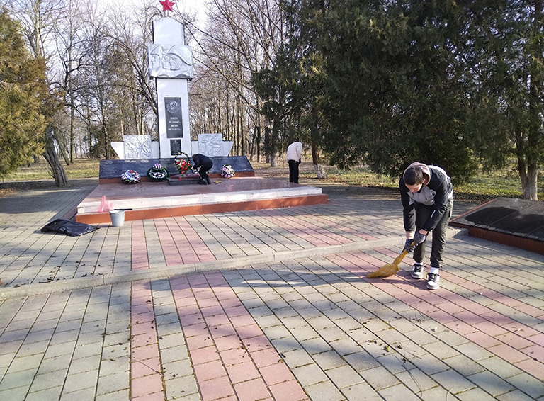 Волонтёры станицы Рязанской навели порядок у мемориала воинам, погибшим в годы Великой Отечественной войны