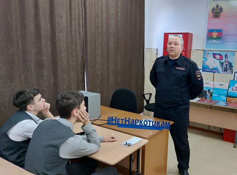 Белореченские полицейские, общественники и органы системы профилактики проводят районную акцию «Твой осознанный выбор – маршрут безопасности»