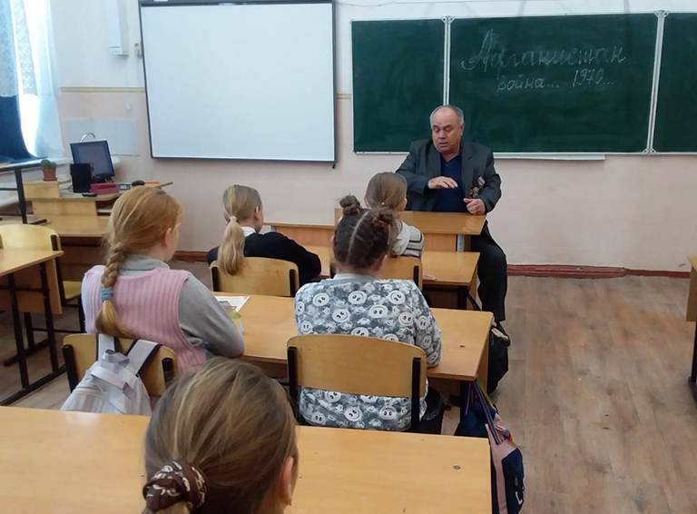 В школе №15 посёлка Верхневеденеевского прошёл классный час «Герои Афгана»
