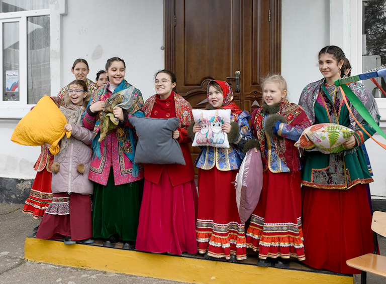 Развлекательную театрализованную программу «Широкая Масленица» провели во дворе Детской музыкальной школы города Белореченска