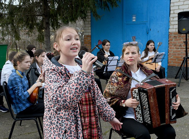 Развлекательную театрализованную программу «Широкая Масленица» провели во дворе Детской музыкальной школы города Белореченска