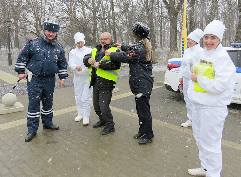 В Белореченске сотрудницы Госавтоинспекции и городского культурно-развлекательного центра поздравили мужчин-водителей с 23 февраля