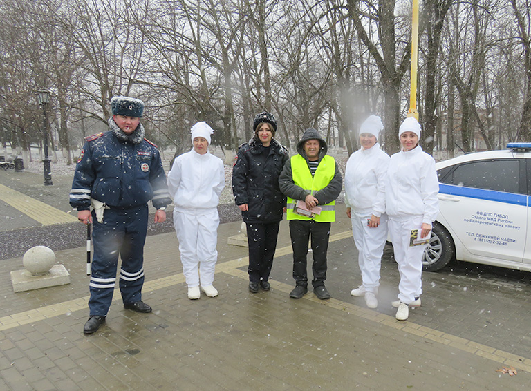 В Белореченске сотрудницы Госавтоинспекции и городского культурно-развлекательного центра поздравили мужчин-водителей с 23 февраля