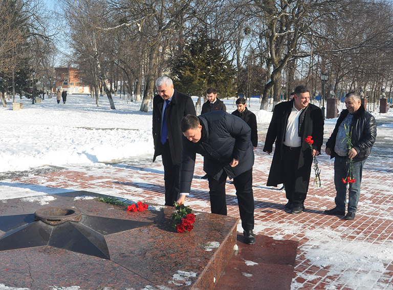 Цветы к мемориалу Победы возложил в Белореченске руководитель регионального отделения «Союза армян России»