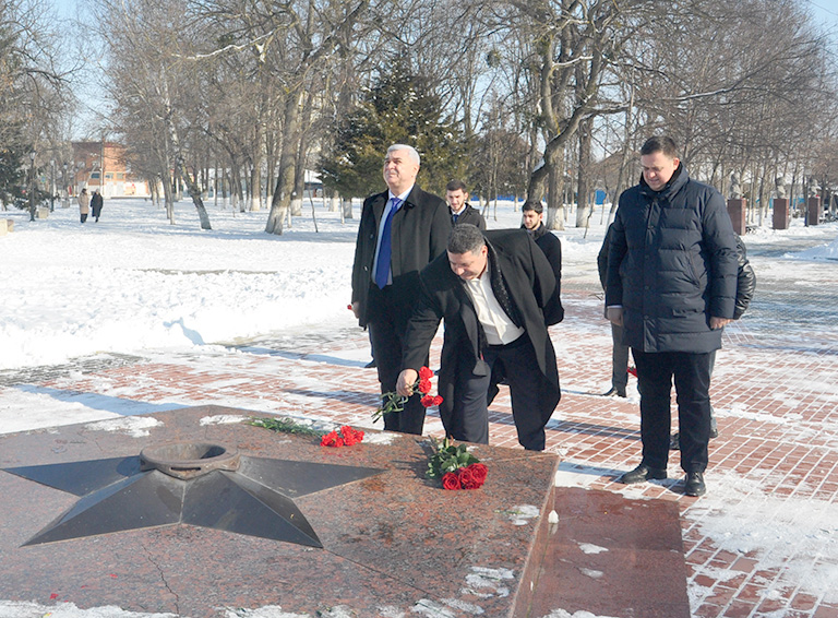 Цветы к мемориалу Победы возложил в Белореченске руководитель регионального отделения «Союза армян России»