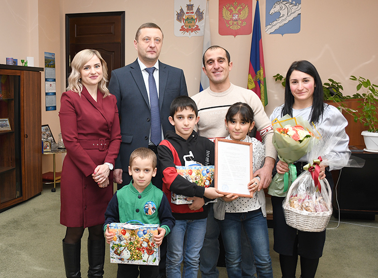 На одну счастливую семью в Белореченском районе стало больше