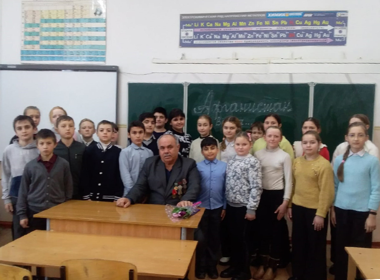 В школе №15 посёлка Верхневеденеевского прошёл классный час «Герои Афгана»