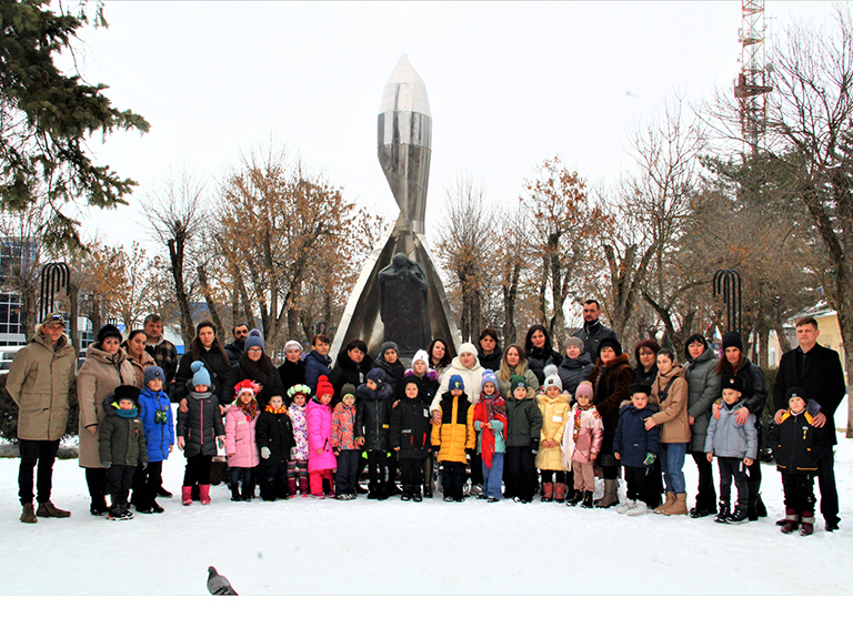 Белореченские казачата вместе с родителями возложили цветы к монументу Скорбящей матери