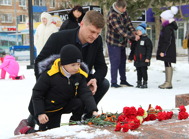 Белореченские казачата вместе с родителями возложили цветы к монументу Скорбящей матери