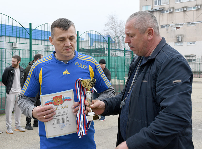 Победителем сельских игр по перетягиванию каната стала команда Школьненского поселения