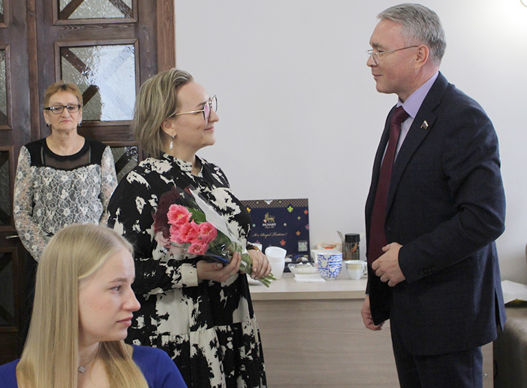 Эдуард Кузнецов встретился накануне праздника с жёнами и мамами участников СВО
