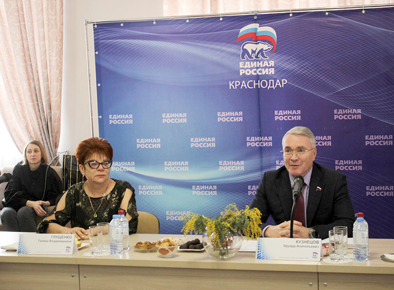Эдуард Кузнецов встретился накануне праздника с жёнами и мамами участников СВО