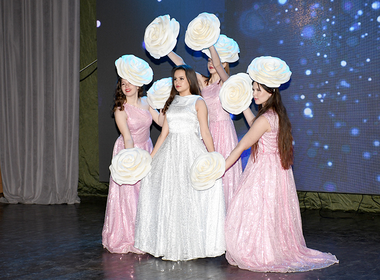 Артисты районного дома культуры подарили белореченским женщинам праздничную концертную программу