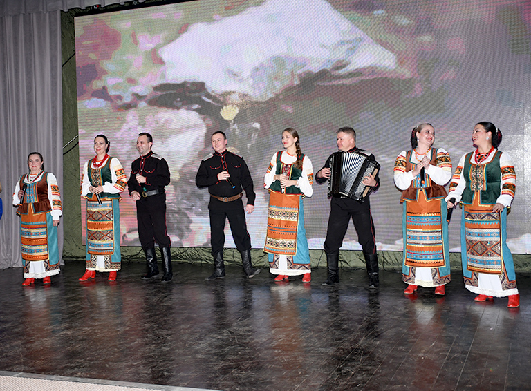 Артисты районного дома культуры подарили белореченским женщинам праздничную концертную программу