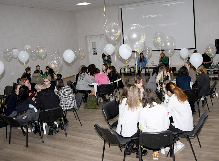 В Молодёжно-спортивном центре Белореченска состоялся музыкальный квиз «Игры разума» с участием прекрасной половины человечества