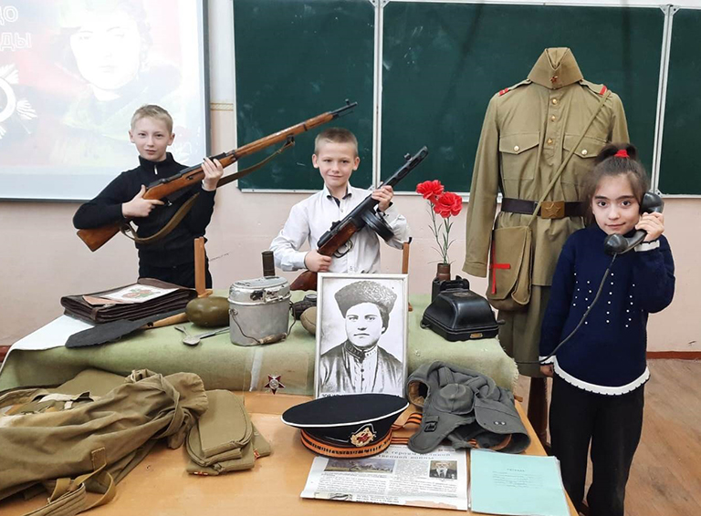 В школе №15 посёлка Верхневеденеевского прошли музейные уроки под названием «Женское лицо Победы»