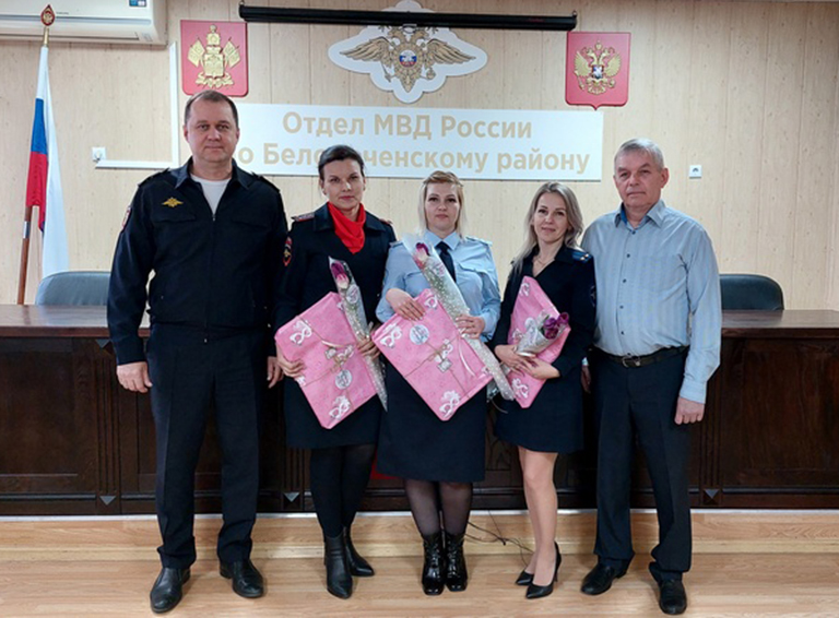 В Белореченском районе сотрудники полиции и общественники подарили женщинам весеннее настроение