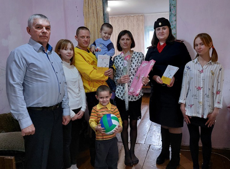 В Белореченском районе сотрудники полиции и общественники подарили женщинам весеннее настроение