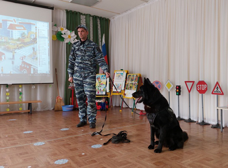 Сотрудники белореченской полиции напомнили дошколятам о правилах дорожного движения и личной безопасности