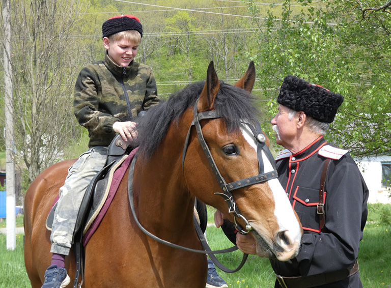 Белореченские казаки провели пасхальный праздник возле строящегося храма Святого Фаддея