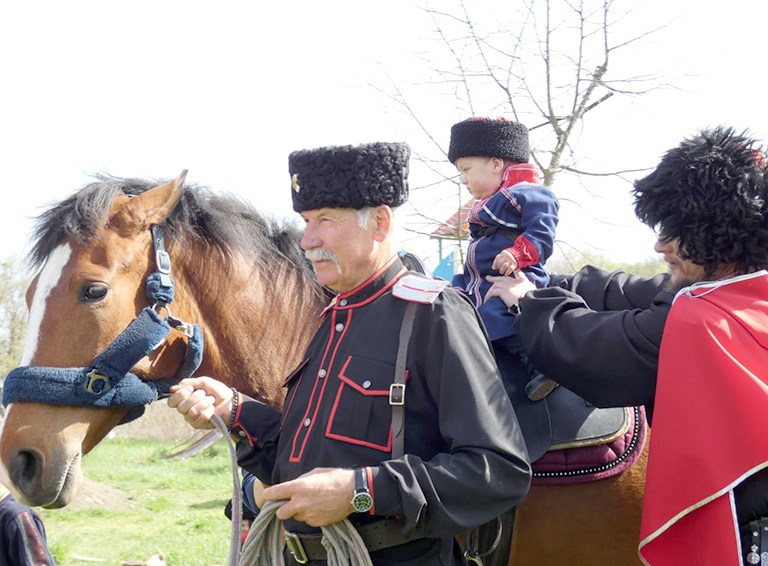 Белореченские казаки провели пасхальный праздник возле строящегося храма Святого Фаддея