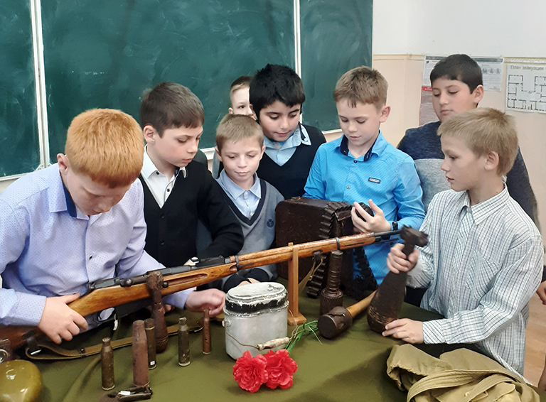 Сотрудники Белореченского музея в очередной раз посетили школу посёлка Верхневеденеевского с музейными уроками