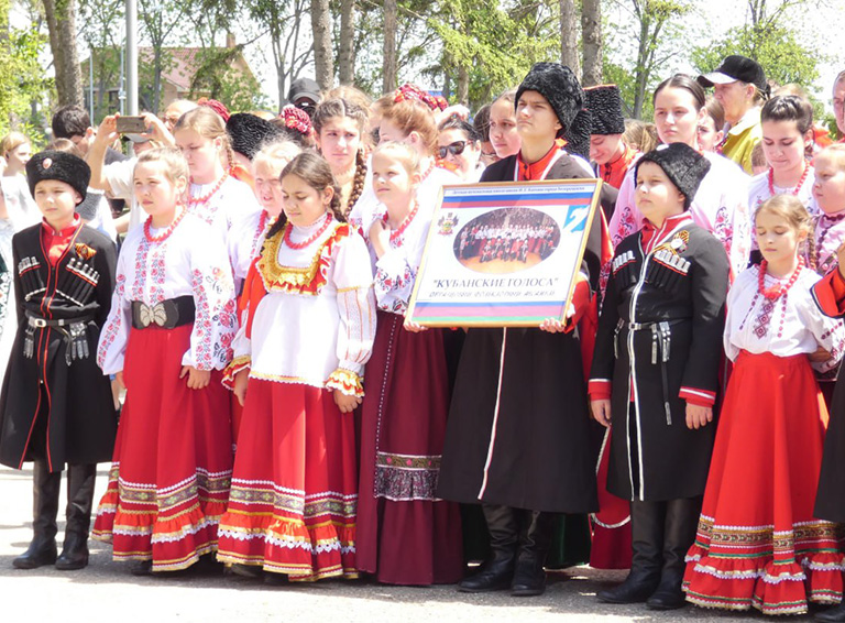 Белореченский ансамбль «Кубанские голоса» принял участие в гала-концерте фестиваля «Кубанский казачок»