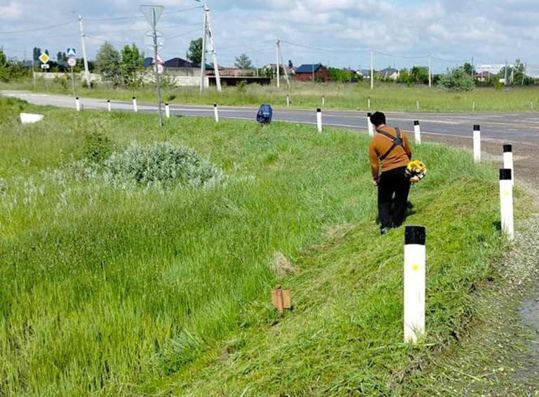 Коммунальщики Белореченска продолжают сезонный покос сорной растительности