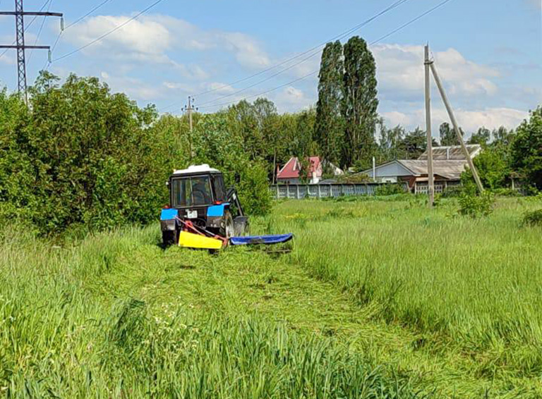 Коммунальщики Белореченска продолжают сезонный покос сорной растительности