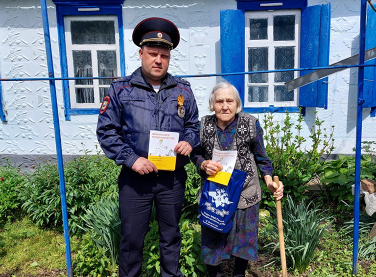 Белореченские полицейские и активисты проводят среди пожилых людей мероприятия по профилактике мошенничества