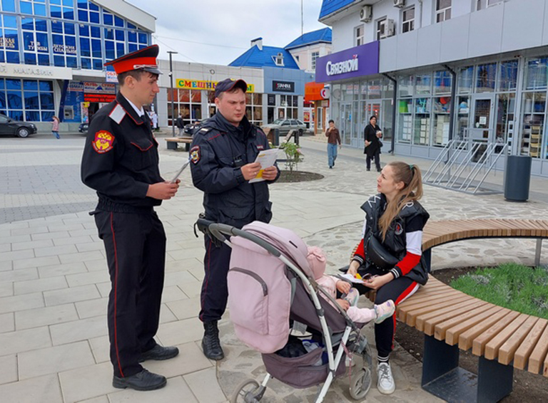 Белореченские полицейские совместно с казаками продолжают проводить индивидуально-профилактические беседы с жителями района
