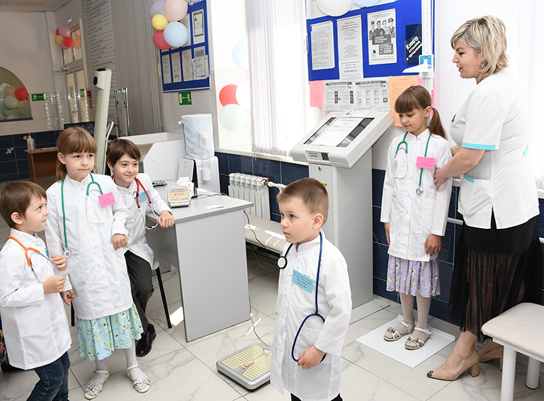 Юные пациенты белореченской детской поликлиники получили прививку хорошего настроения