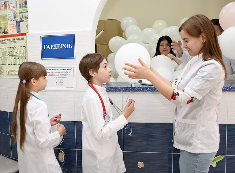 Юные пациенты белореченской детской поликлиники получили прививку хорошего настроения