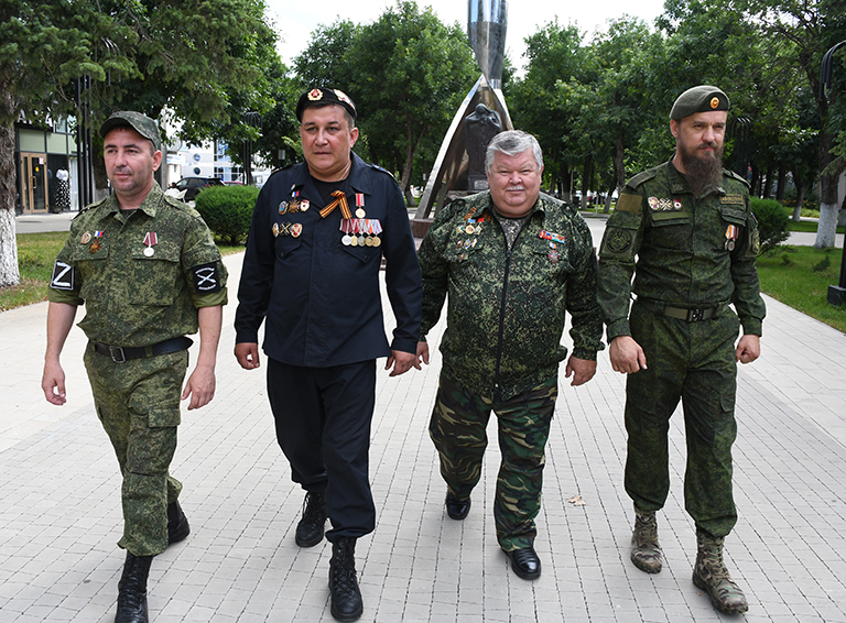 В одном строю участники боевых действий — ветеран афганской войны Владимир Ужегов, ветеран чеченской кампании Анатолий Банщиков и участники СВО Сергей Голубев и «Шатун» (позывной)