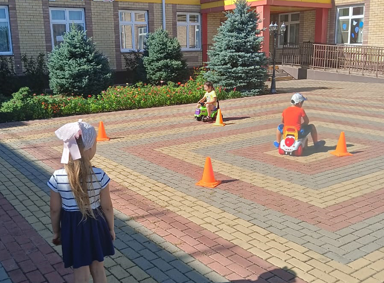 В детском саду №21 станицы Бжедуховской прошло профилактическое мероприятие по правилам дорожного движения