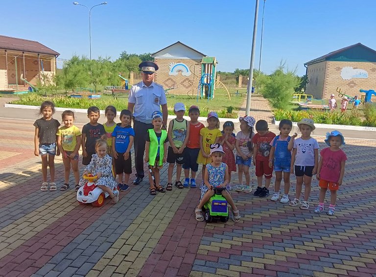 В детском саду №21 станицы Бжедуховской прошло профилактическое мероприятие по правилам дорожного движения